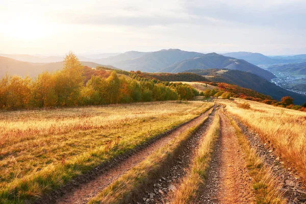 Straße Den Bergen Wunderschöne Herbstliche Berglandschaft Majestätische Bewölkte Wolken Sonnenlicht — Stockfoto