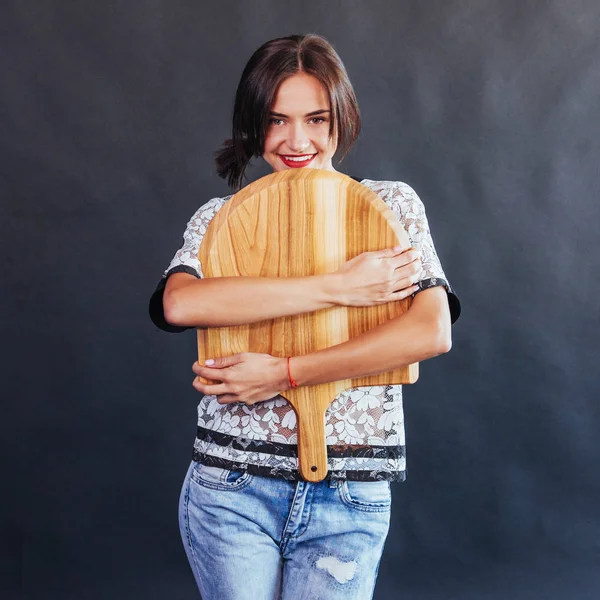 Bella Giovane Donna Con Una Tavola Legno — Foto Stock