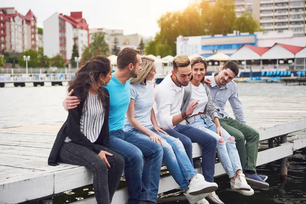 Група Щасливих Молодих Друзів Пірсі Задоволення Від Гри Створює Емоційне — стокове фото