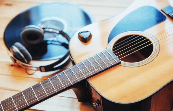 Chitarra Classica Con Cuffie Sfondo Legno — Foto Stock