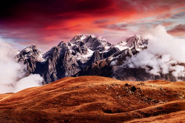 Herbstlandschaft Und Schneeberge Schönen Kumuluswolken Kaukasischer Hauptkamm Typ Mount Ushba — Stockfoto