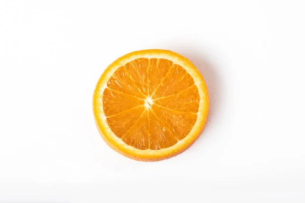切碎成熟的柑橘类水果 在白色背景下分离 — 图库照片