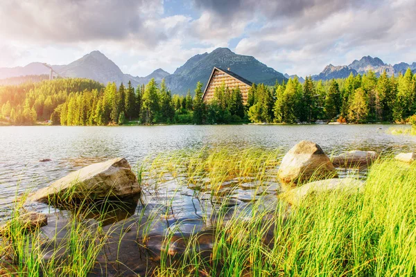 Zonsopgang Boven Een Meer Het Park Hoge Tatra Shtrbske Pleso — Stockfoto