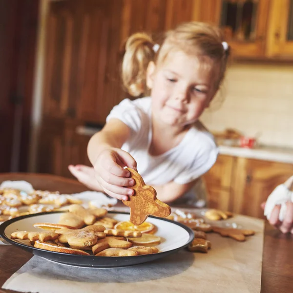 Lugar Trabajo Confitería Con Las Manos Las Mujeres Decorando Galletas —  Fotos de Stock