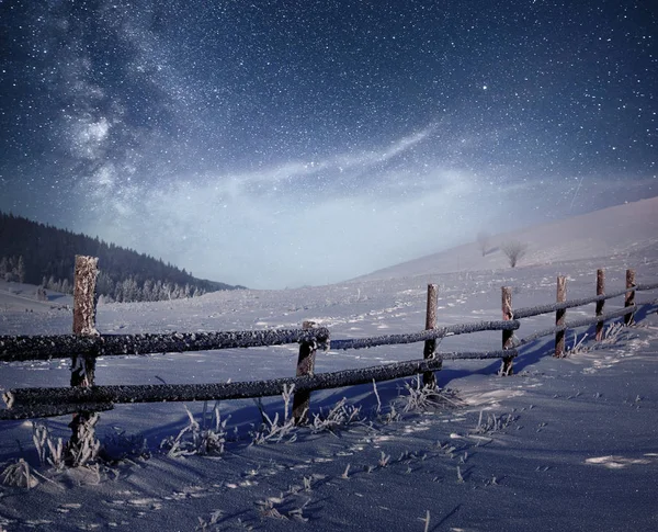 Paesaggio Invernale Villaggio Montagna Nei Carpazi Ucraini Cielo Notturno Vibrante — Foto Stock