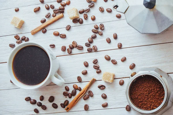 Kaffeebohnen Und Tasse Kaffee Auf Dem Tisch Hintergrund — Stockfoto