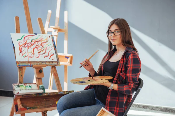 Pretty Pretty Girl Artist Paints Canvas Painting Easel — Stock Photo, Image