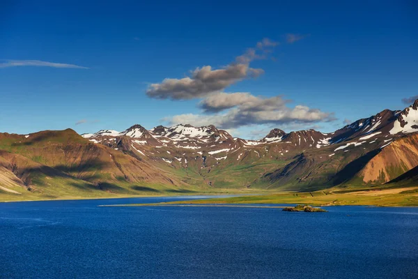 Los Pintorescos Paisajes Bosques Montañas Islandia Una Hermosa Vista Del —  Fotos de Stock