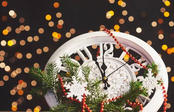 Bonne année à minuit 2018, Vieille horloge en bois avec lumières de vacances et branches de sapin — Photo