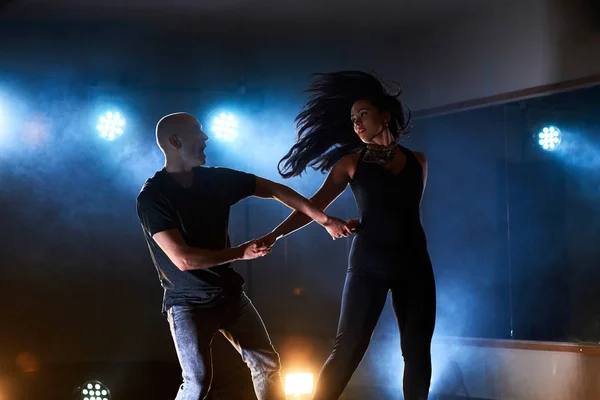 在音乐会的灯光和烟雾下 熟练的舞者在暗室里表演 感性情侣表演艺术和情感的当代舞蹈 — 图库照片