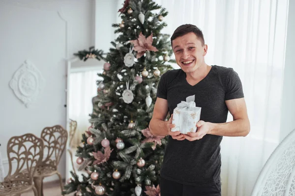 Maschio Possesso Una Confezione Regalo Sorridente Concetto Del Giorno Natale — Foto Stock