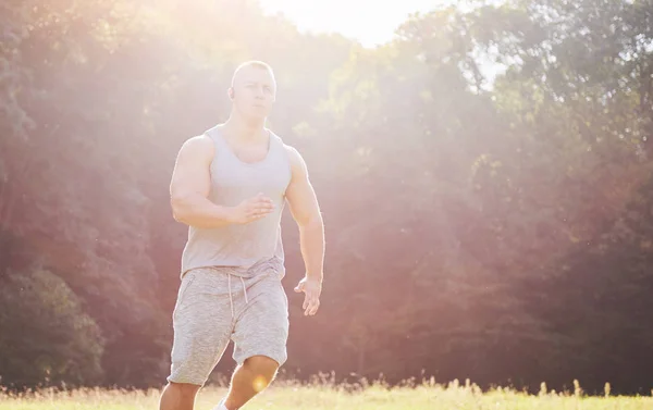Fitness Muž Sportovec Běhání Přírodě Při Západu Slunce Osoba Běží — Stock fotografie