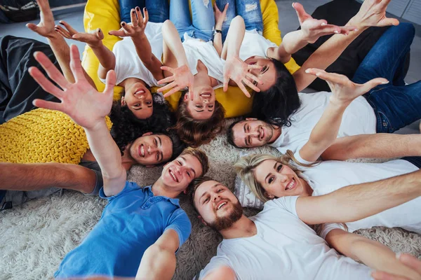 Gruppo Bei Giovani Facendo Selfie Sdraiati Sul Pavimento Migliori Amici — Foto Stock