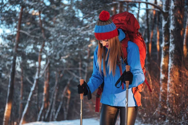 Žena Cestovatel Batohem Turistika Cestování Životní Styl Dobrodružství Koncept Aktivní — Stock fotografie