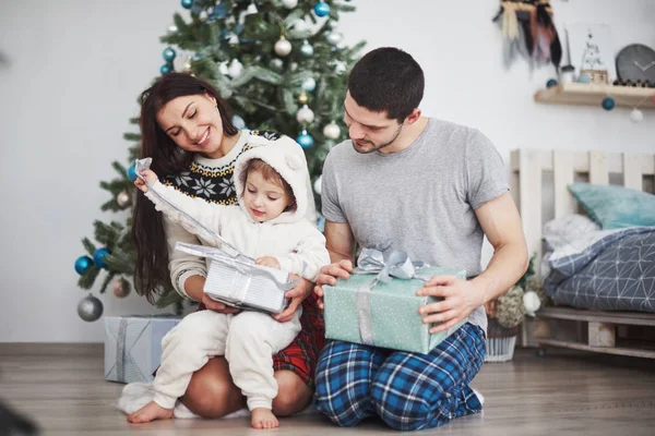 在圣诞节的早晨 快乐的一家人在枞树旁一起打开礼物 家庭幸福和幸福的概念 — 图库照片