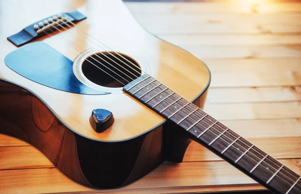 Fotografia Chitarra Classica Sfondo Marrone Chiaro — Foto Stock