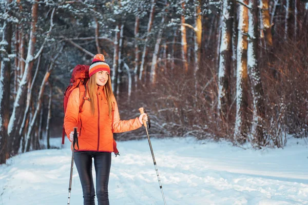 Mulher Viajante Com Mochila Caminhadas Viagem Estilo Vida Conceito Aventura — Fotografia de Stock