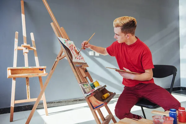 Artista Pintando Cuadro Estudio — Foto de Stock