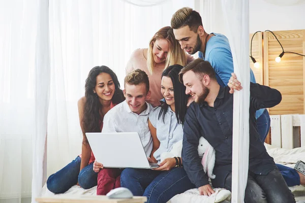 Grupo Jóvenes Creativos Friends Hanging Social Media Concept Las Personas — Foto de Stock