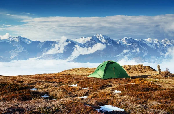 背景には雪をかぶった山々 の峰のテント マウント Ushba Mheyer ジョージアに山からの眺め ヨーロッパ — ストック写真