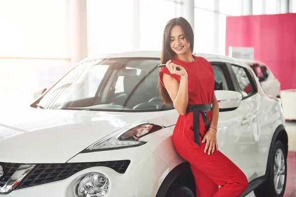 Vendedor Coches Sonriente Entregando Las Llaves Coche Nuevo Concesionario Concepto — Foto de Stock