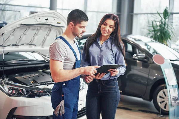 Ein Mechaniker Und Eine Kundin Diskutieren Reparaturen Ihrem Fahrzeug — Stockfoto