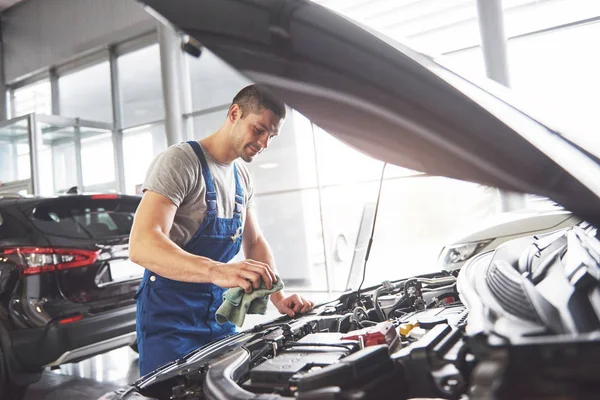 Mecánico Automóviles Trabajando Garaje Servicio Reparación — Foto de Stock