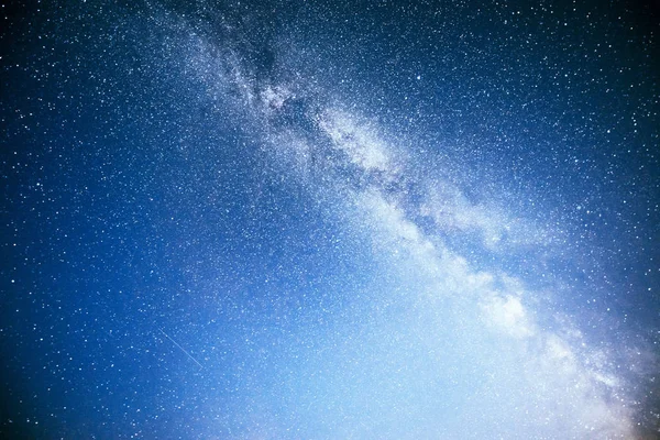 星や星雲や銀河との明るい夜空 深い空の天体写真 — ストック写真