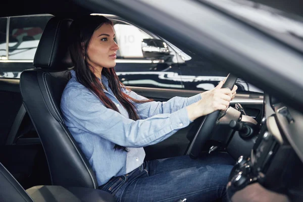 Auto Business Auto Verkoop Consumentisme Mensen Concept Gelukkig Vrouw Die — Stockfoto