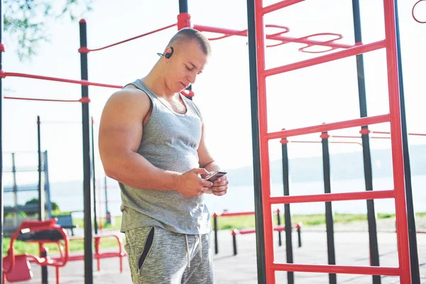 Homem Musculoso Com Belo Tronco Exercitando Barras Horizontais Fundo Parque — Fotografia de Stock