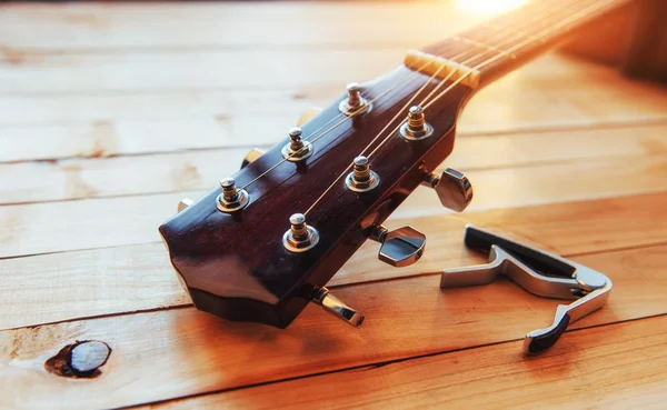 Zblízka Krk Akustická Klasická Kytara Světle Dřevěném Pozadí — Stock fotografie