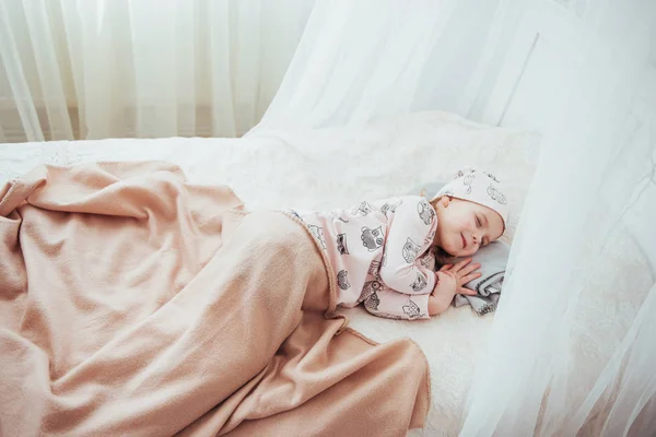 Mała Dziewczynka Śpi Łóżku — Zdjęcie stockowe