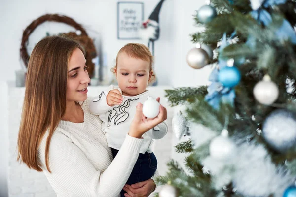 Família Feliz Mãe Bebê Decorar Árvore Natal — Fotografia de Stock