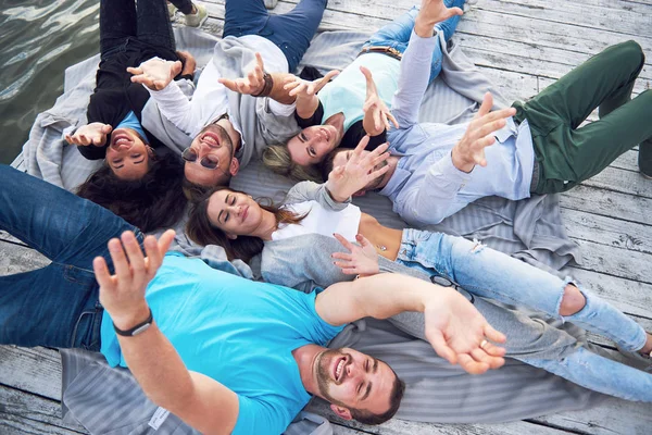 A group of young and successful people on vacation Friends enjoying a game on the lake. Positive emotions. — Stock Photo, Image