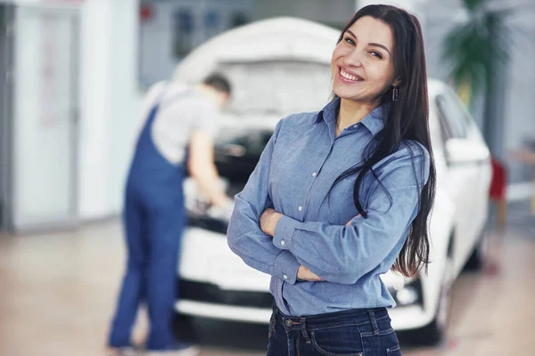 Una Mujer Garaje Recibiendo Servicio Mecánico Mecánico Trabaja Bajo Capó — Foto de Stock