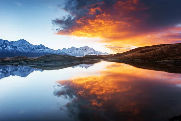 Bergsee Schöner Sonnenaufgang Morgenlandschaft Koruldi See Kaukasischer Hauptkamm Svaneti Georgien — Stockfoto