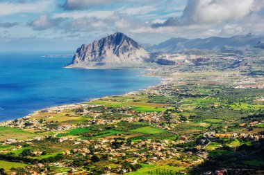 Bahar deniz kıyısında şehir Trapany Panoraması. Sicilya, İtalya Europe
