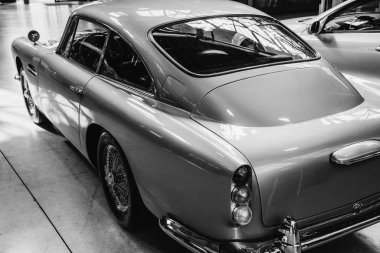 Farlara yakın çekim ve klasik bir otomobilin arka tamponu..