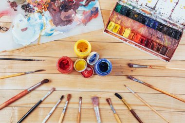 Suluboya boya, Sanat fırçalar tuval üzerine bir kutu. Kopya alanı ile Üstten Görünüm.