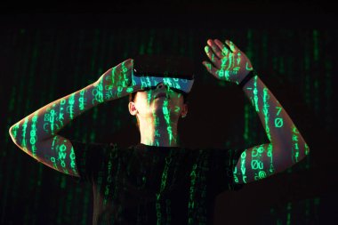 Kafkasyalı bir adam ve sanal gerçeklik VR kulaklığının çifte pozlandırılması muhtemelen bir oyuncu ya da hackerın kodu güvenli bir ağa ya da sunucuya kırmasıdır.