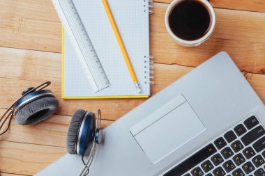 Defterin, kırtasiyenin, çizim aletlerinin ve birkaç bardağın üst görüntüsü. doğaçlama