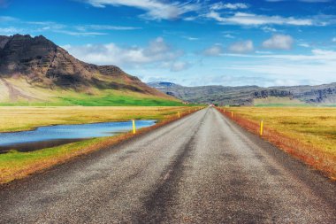 Bir kanalı Jokulsarlon lagün ve Atlantik Okyanusu Güney İzlanda'bağlama üzerinde köprü.