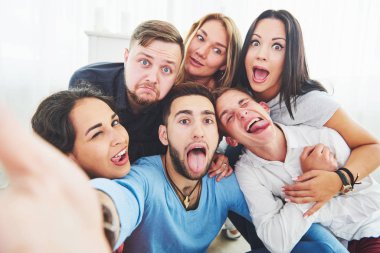 En iyi arkadaşlar arka ışıklandırmayla selfie çekiyorlar. Gençlerle mutlu arkadaşlık kavramı. Birlikte eğleniyorlar..