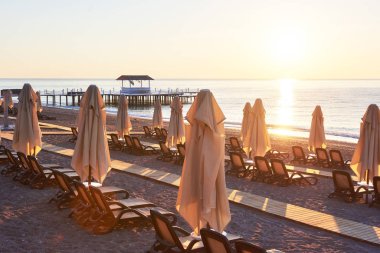 Güneşli yataklı, deniz ve dağlı özel kumlu sahilin manzarası. Tatil