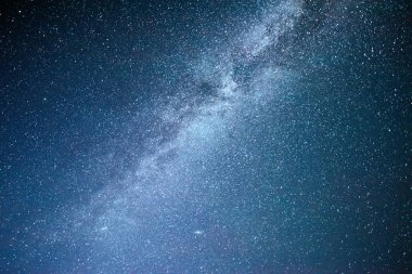 Yıldızlar, nebula ve galaksiyle dolu canlı bir gece göğü. Derin gökyüzü gökyüzü fotoğrafı.