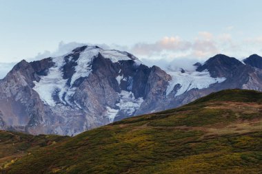Kalın sis Dağı geçidinde Goulet. Sonbahar manzara. Georgia, Svaneti. Avrupa. Kafkas Dağları