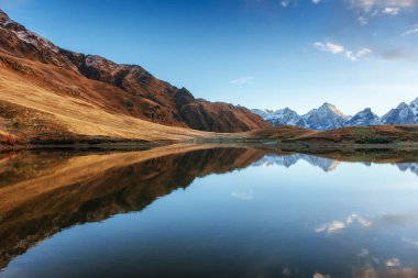 Koruldi Dağı Gölü. Yukarı Svaneti, Gürcistan, Avrupa Kafkas Dağları