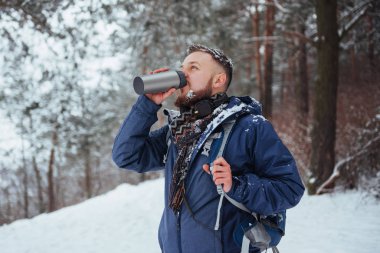 Sırt çantalı Gezgin Seyahat Yaşam Tarzı macera konsepti açık havada aktif tatiller. Kozalaklı ağaçlar ve beyaz karla kaplı güzel bir manzara..