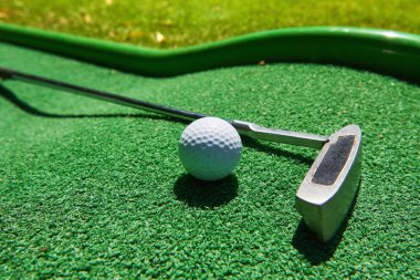 Golf topu ve suni çim üzerinde Golf Club.