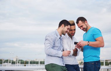 Bir grup genç ve mutlu adam rıhtımda